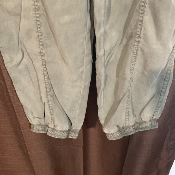 🛑 SOLD 🛑 - Olive Green Jogger Cargo Pants - Picture 6 of 12